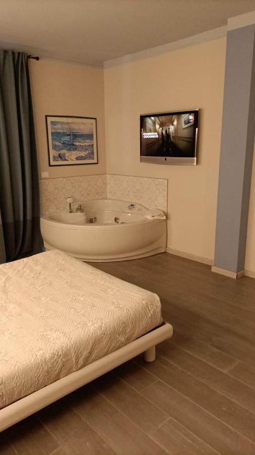 Garda Fantasy Apartment - Jacuzzi Desenzano del Garda Buitenkant foto