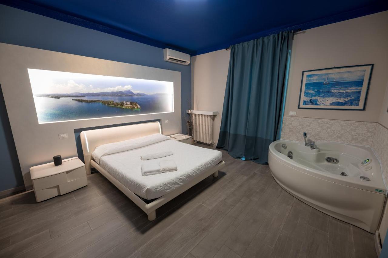 Garda Fantasy Apartment - Jacuzzi Desenzano del Garda Buitenkant foto